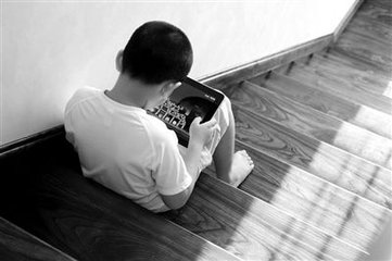 驚！“觸網”低齡化趨勢明顯：3歲玩微信 7歲會網購！